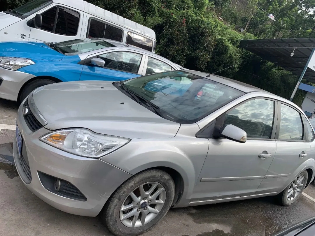 公開拍賣福克斯、上海別克牌機動車